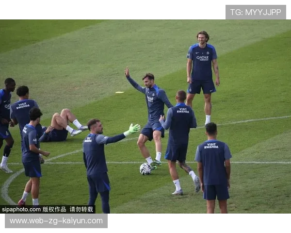 巴黎圣日耳曼中场训练：速度与传球视野并行提升