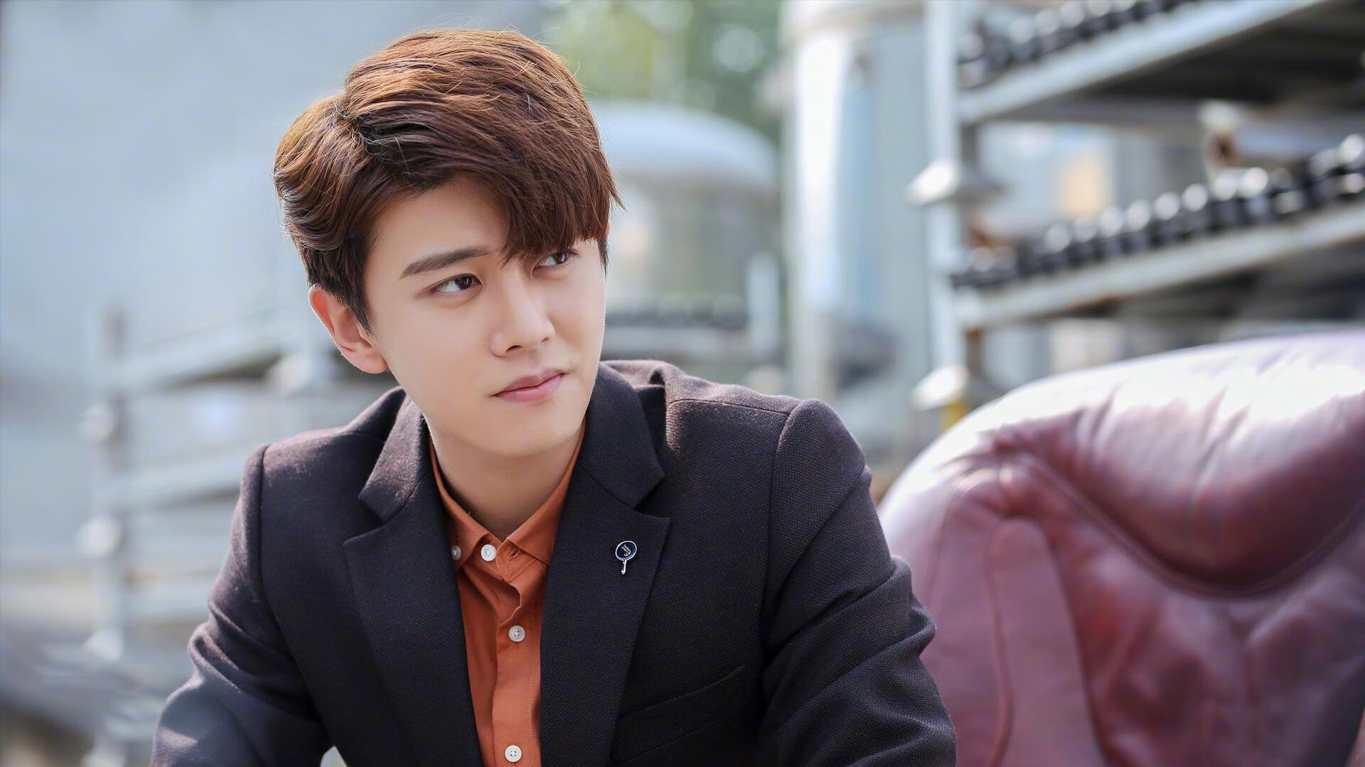 “飞盘对决:成都三叉湖赛场激情四溢,选手飞翔空中”